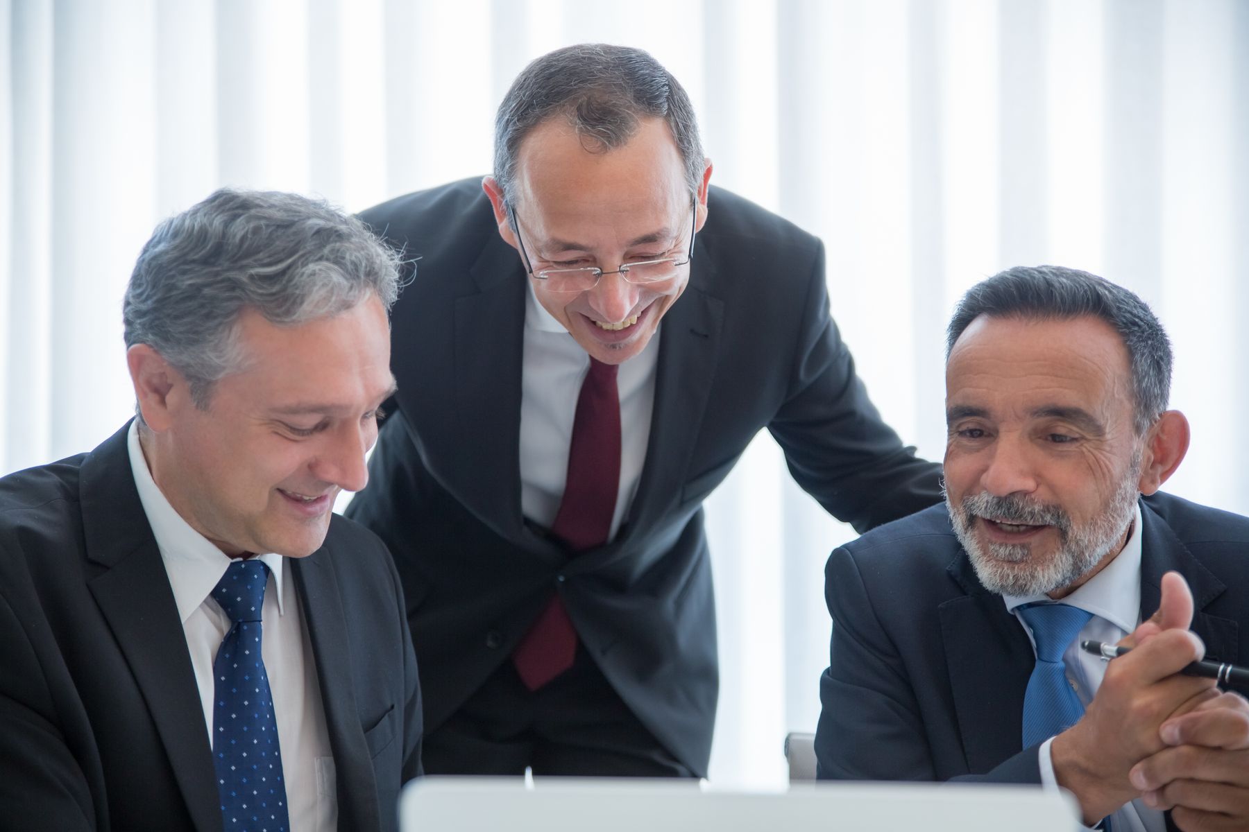 Tres directivos revisando juntos los resultados de su empresa